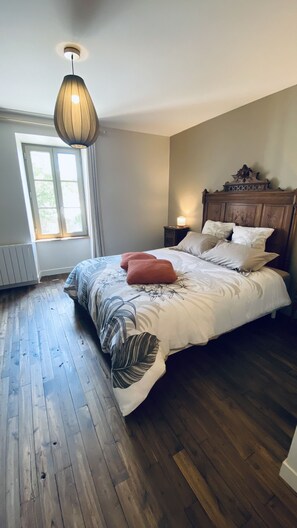 2 bedrooms, iron/ironing board, travel cot, free WiFi