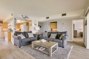 TV, stereo - Covered Lanai & Waterfront View: Cape Coral Condo (Cape Coral)