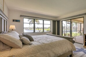 2 bedrooms, WiFi, bed sheets - Covered Lanai & Waterfront View: Cape Coral Condo (Cape Coral)