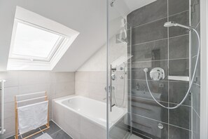 Badewanne, Haartrockner, Handtücher, Seife