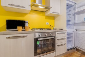 Refrigerador, microondas, horno y lavavajillas 