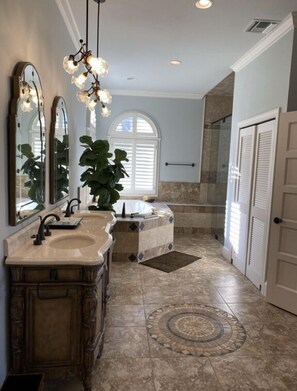 Combined shower/bathtub, jetted bath, hair dryer, towels - Flagler Beach Ocean Front Villa Pool-5-6Br5Bth (Flagler Beach)