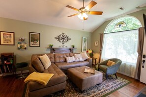 Smart TV, libros, biblioteca musical y impresora 