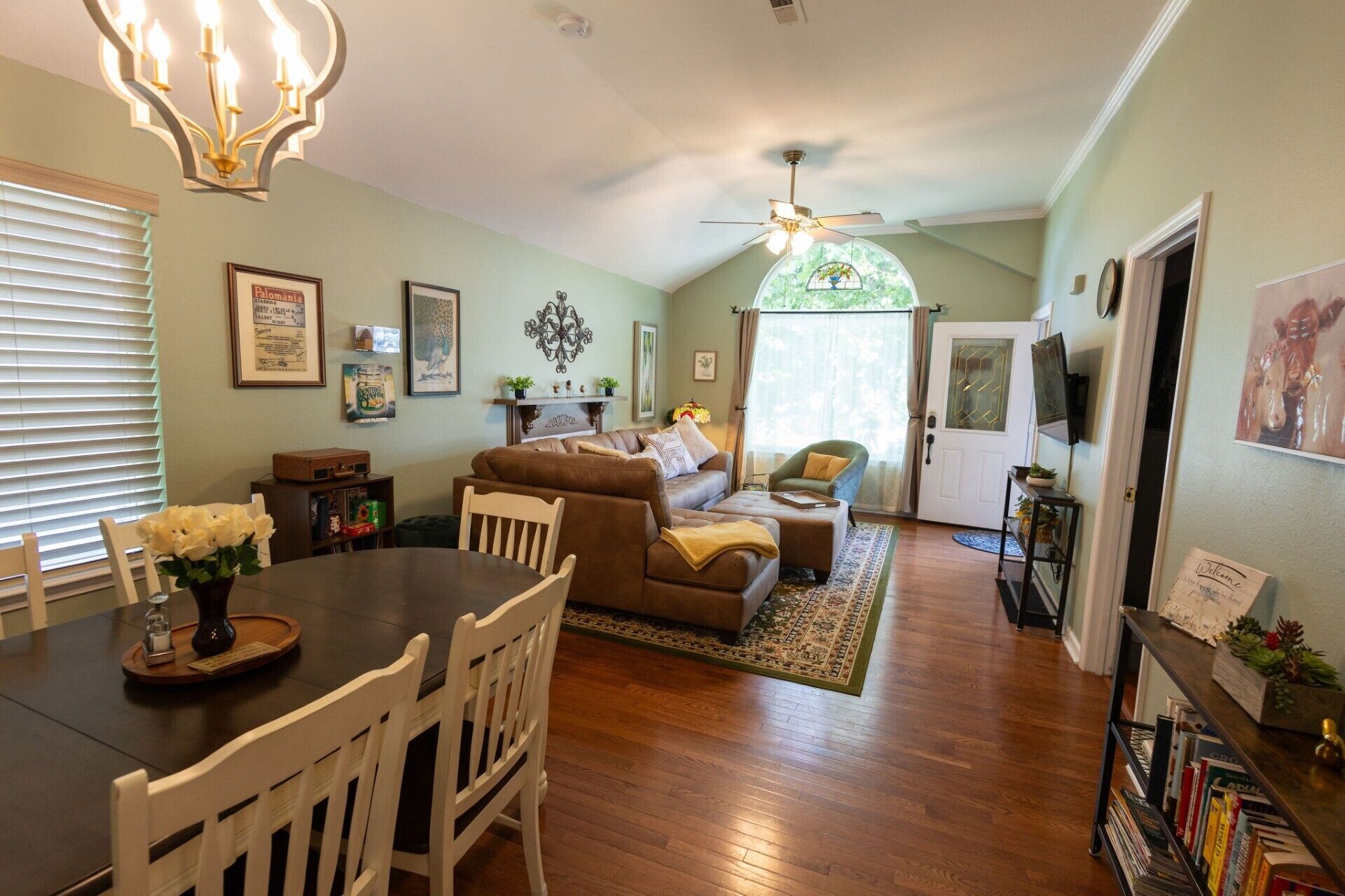 TV connectée, livres, médiathèque, imprimantes