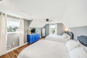 3 bedrooms, WiFi, bed sheets - Dolphin’s Den Panama City Beach (Panama City)