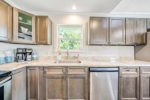 Fridge, microwave, oven, stovetop - Dolphin’s Den Panama City Beach (Panama City)