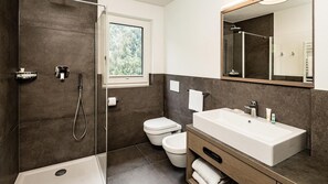 Căn hộ tiện nghi đơn giản | Phòng tắm | Bồn tắm và buồng tắm vòi sen riêng, vòi sen phun mưa, máy sấy tóc 