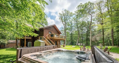 New! Dragonfly, Gems, and Dreams: Lake Area, Fireplace, Pool Table!