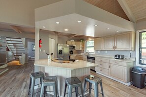 Frigorifero, microonde, forno, piano cottura