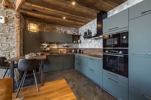 Fridge, oven, dishwasher, cookware/dishes/utensils