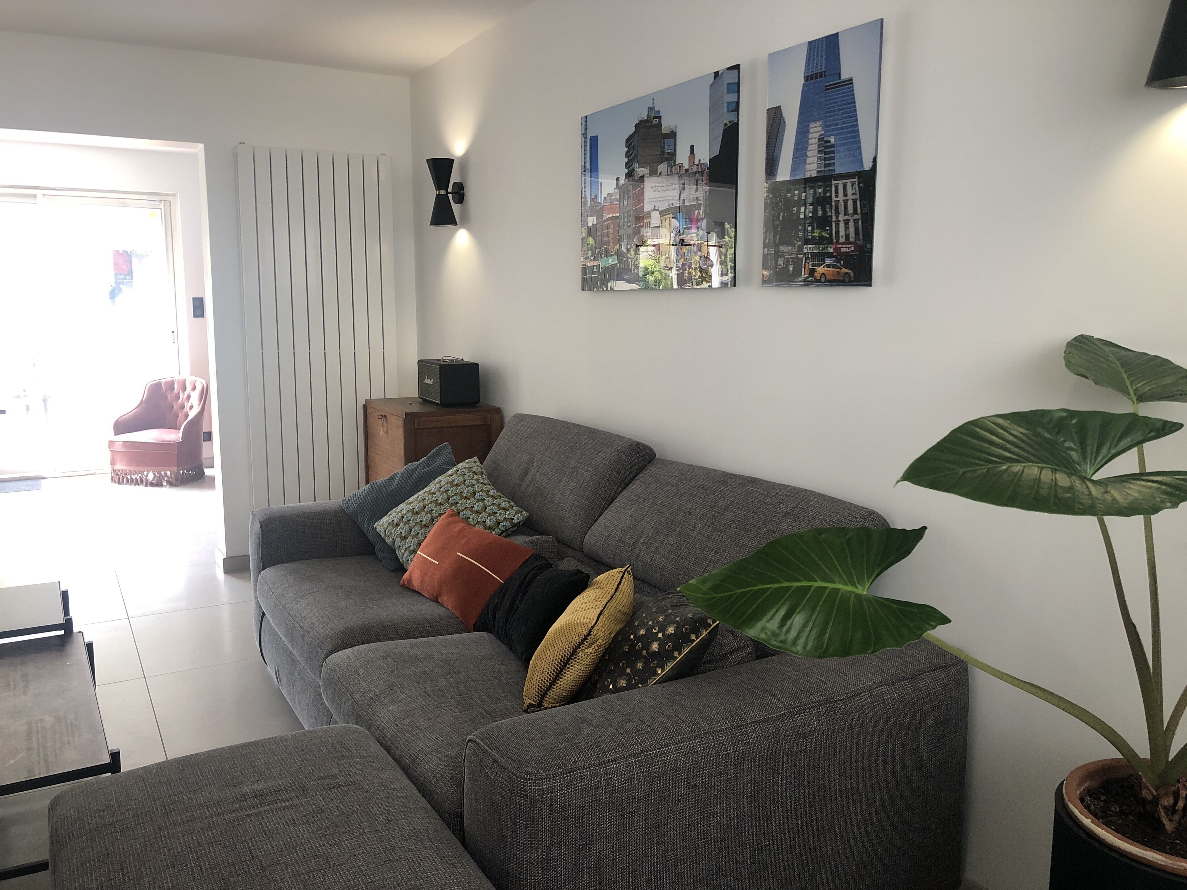 Smart TV, tavolo da calcetto, tavolo da ping pong, libri