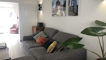 Smart TV, tavolo da calcetto, tavolo da ping pong, libri
