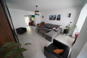 Smart-tv, tafelvoetbal, een tafeltennistafel en boeken