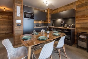Fridge, oven, dishwasher, cookware/dishes/utensils