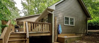 Lake Cottage + Party Dock + Fire Pit + Game Room + Loft