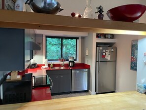 Frigorifero, microonde, forno, piano cottura