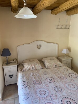 1 habitación, tabla de planchar con plancha y cuna de viaje 