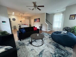 Smart TV, table football, stereo - Welcome Ole Miss Families 3/3.5 Totally Renovated Home for your weekend visits (Oxford)