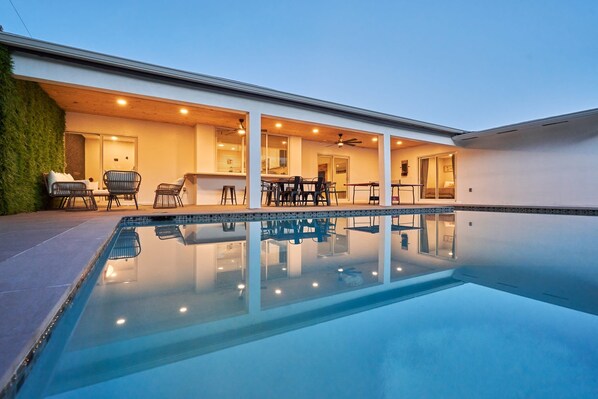 Een buitenzwembad, een verwarmd zwembad