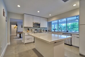 Fridge, microwave, oven, stovetop - Villa Athena | Basketball | Giant Chess | Fire Pit (Miami)