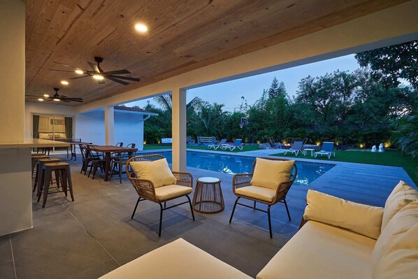 Outdoor dining - Villa Athena | Basketball | Giant Chess | Fire Pit (Miami)