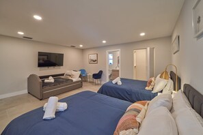 4 bedrooms, desk, iron/ironing board, travel crib - Villa Athena | Basketball | Giant Chess | Fire Pit (Miami)