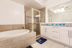 Combined shower/tub, hair dryer, towels, shampoo - Luxury Spacious Home Pool, Boat Dock Gulf Access! Fits up to 12 people (North Fort Myers)