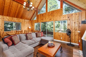 Smart TV, chimenea y futbolito 