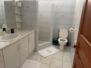 Douche, serviettes fournies
