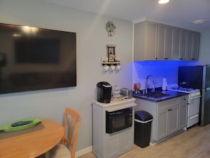 Geladeira, micro-ondas, fogão, cooktop