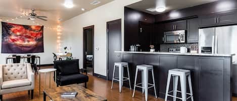 Älytelevisio, kirjoja, tulostin