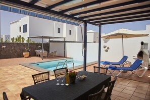 Een verwarmd zwembad