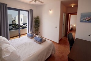 3 chambres, coffres-forts dans les chambres, fer et planche à repasser