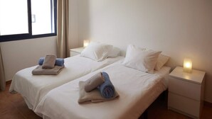 A hotel room with two beds, each with a nightstand and a lamp. - Casa La Vista - Relax & Unwind by Villas Now (Playa Blanca)