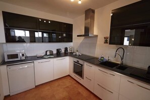 Réfrigérateur, four à micro-ondes, un four, surface de cuisson