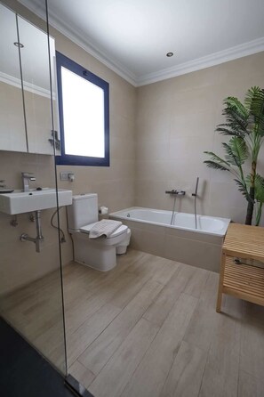 Badewanne, Haartrockner, Handtücher