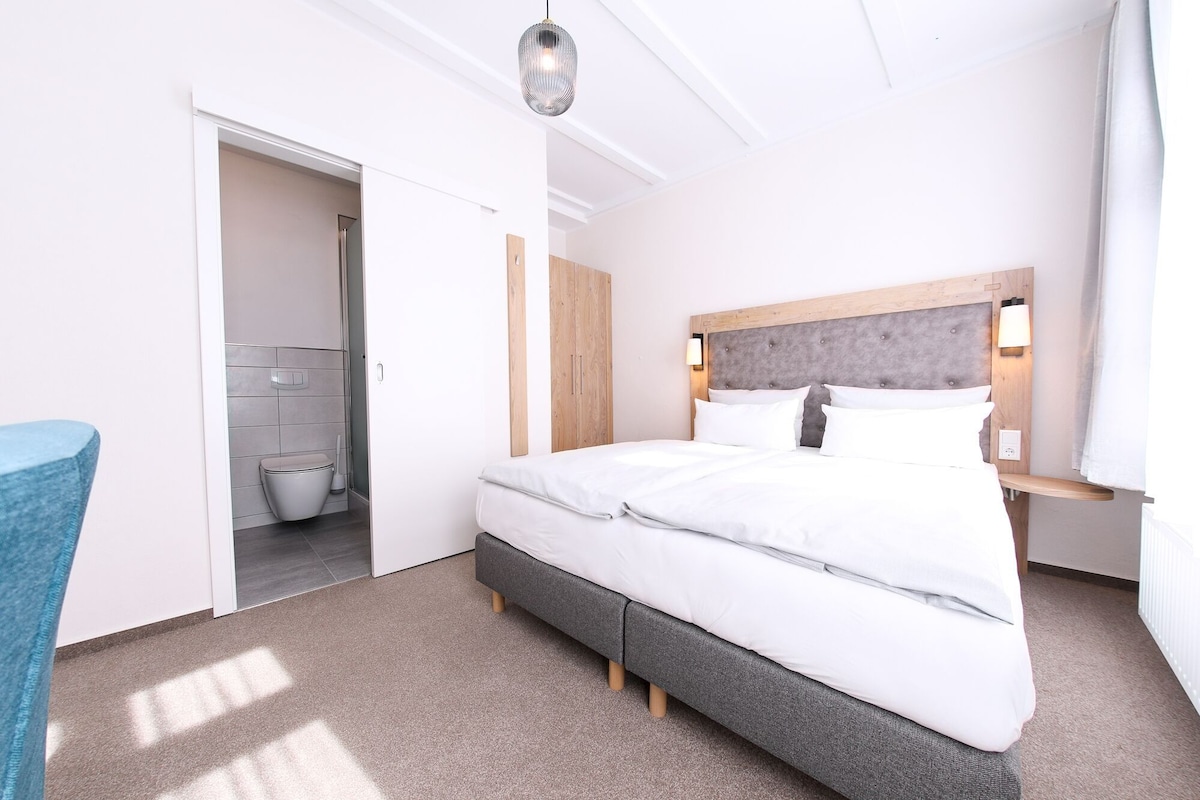 Hypo-allergenic bedding available, WiFi (free)