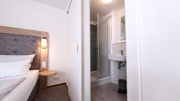 Standard-Einzelzimmer (3) | Badezimmer | Dusche, Haartrockner, Handtücher, Seife