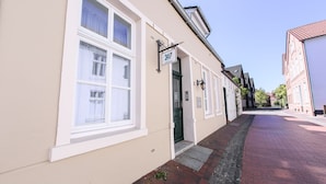 A narrow street with buildings on either side. - 247 selfcheckin Schmiedestrasse (Leer)