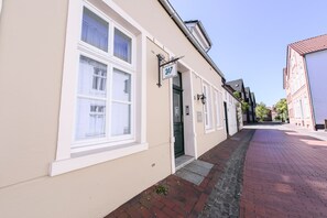 Front of property - 247 selfcheckin Schmiedestrasse (Leer)