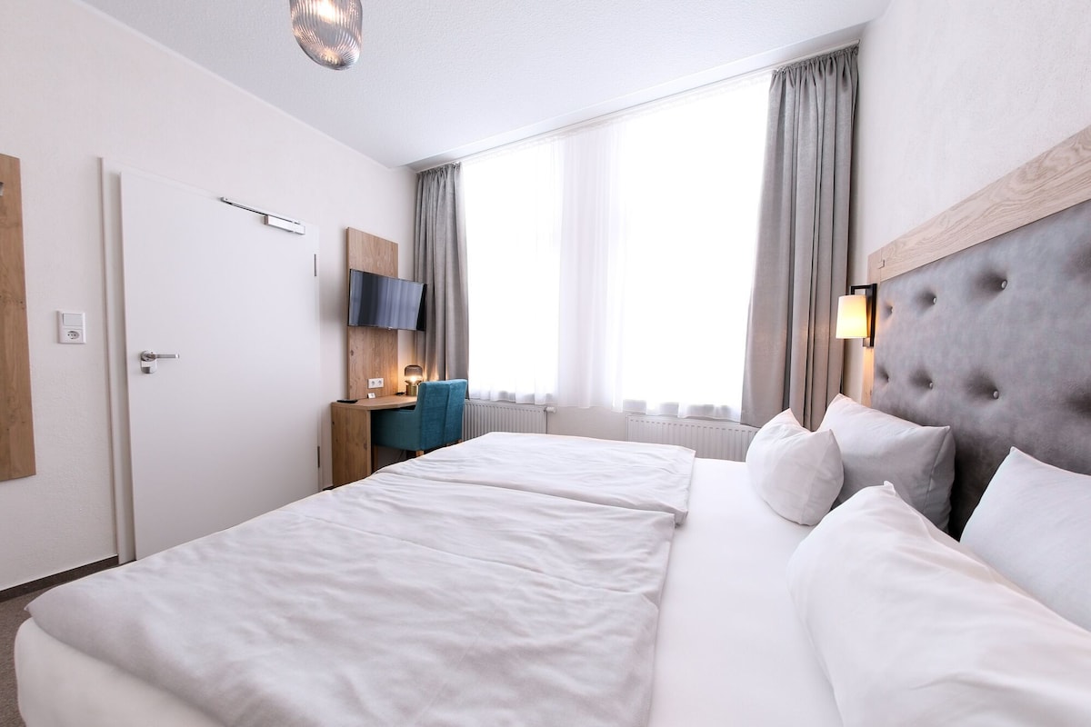 Hypo-allergenic bedding available, WiFi (free)