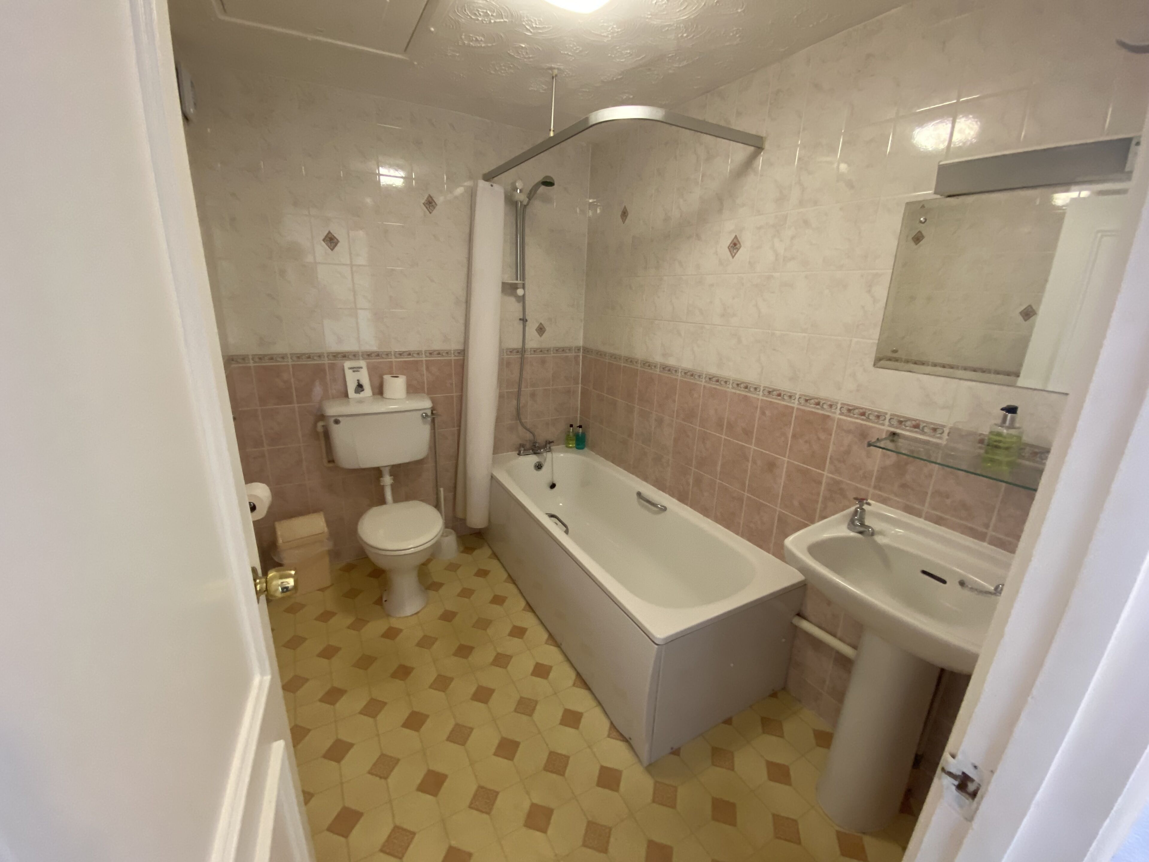 Ein Badezimmer mit Toilette, Badewanne und Waschbecken.