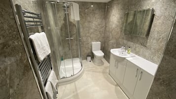 Exclusive Apartment | Bathroom | Free toiletries, hair dryer, towels, soap