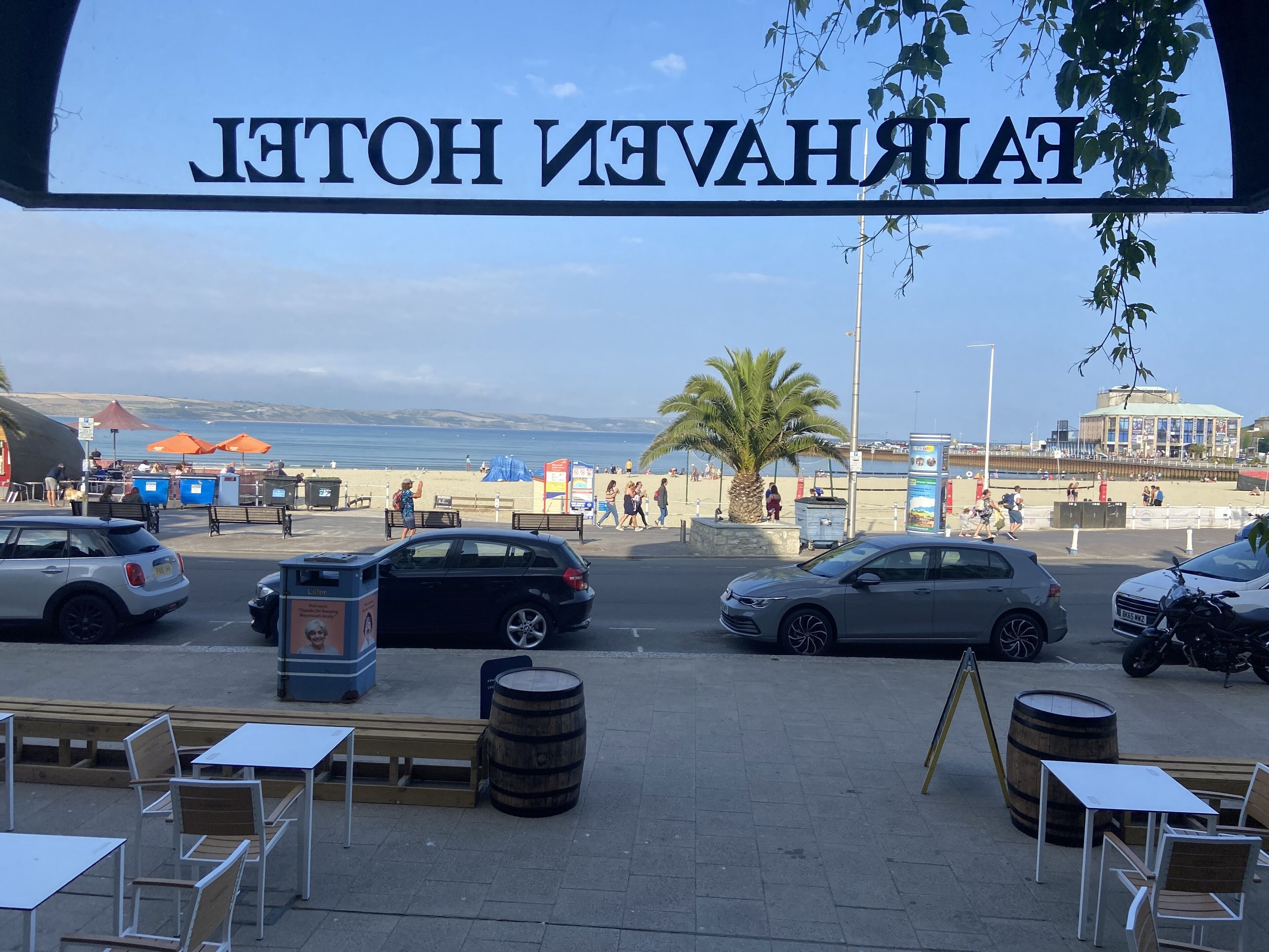 A view of a beachside area with a sign reading "JETTOH INVAHRAI".