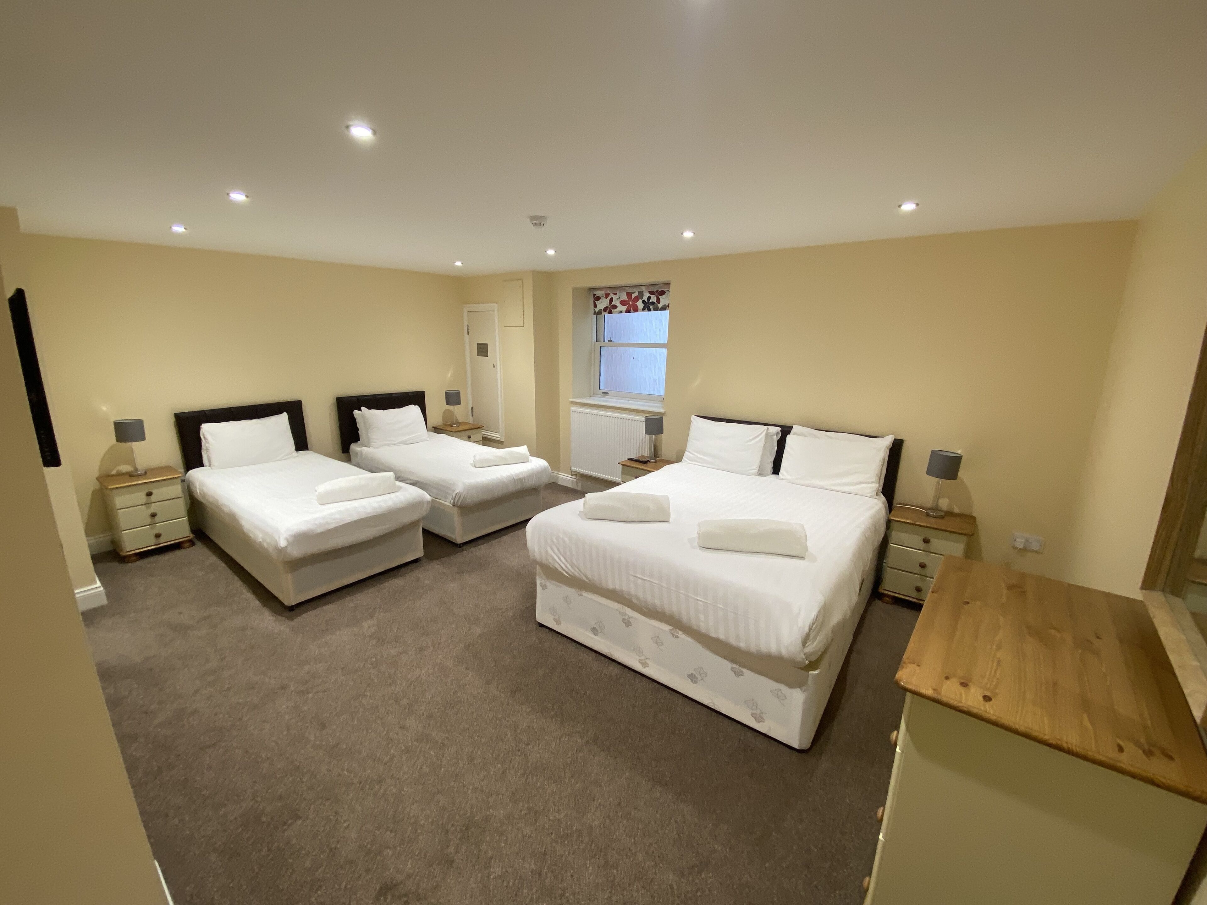 exclusive apartment | 1 bedroom, desk, bed sheets