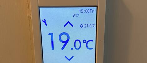 Un thermostat numérique affiche une température de 19,0 °C, l’heure est 15 h 00 et nous sommes vendredi. La date affichée est le 21.