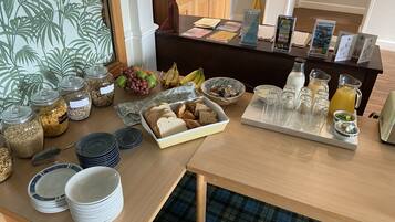 Päivittäinen mannermainen aamiainen maksusta