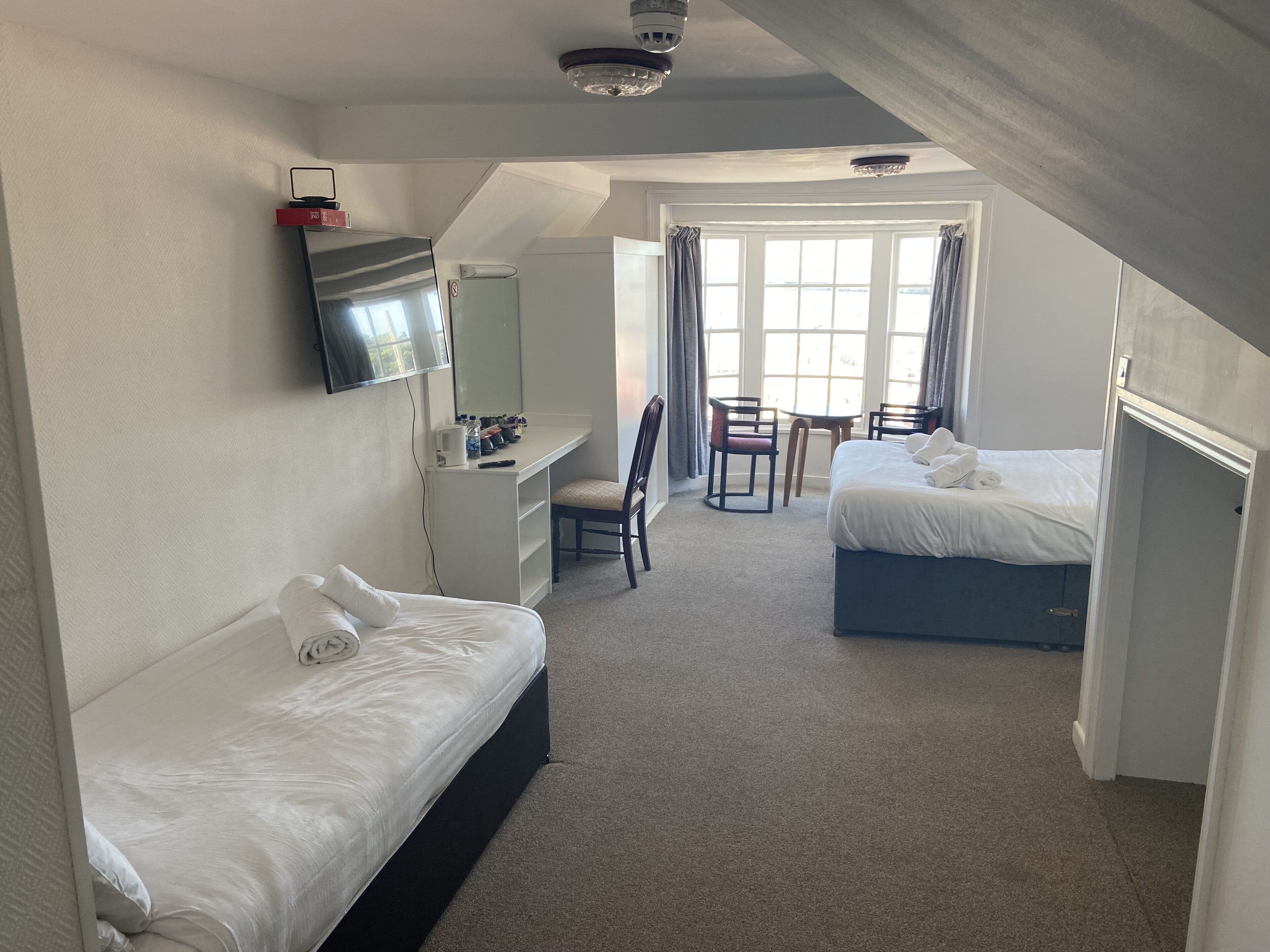 deluxe triple room, sea view | 1 bedroom, desk, bed sheets