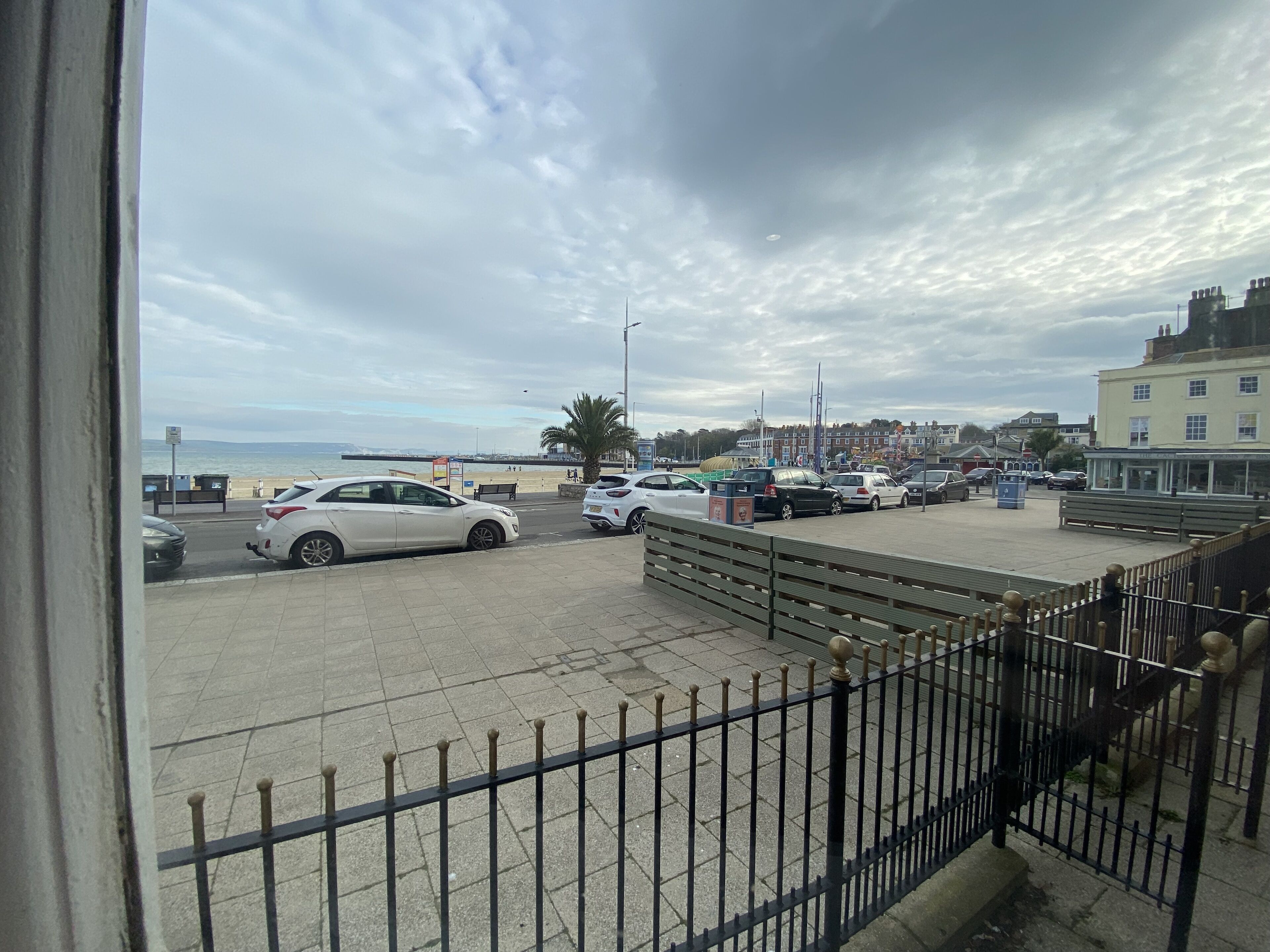 exclusive apartment | 1 bedroom, desk, bed sheets