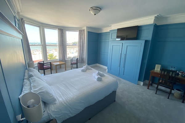 Superior Double Room, Sea View | Meja, cadar katil